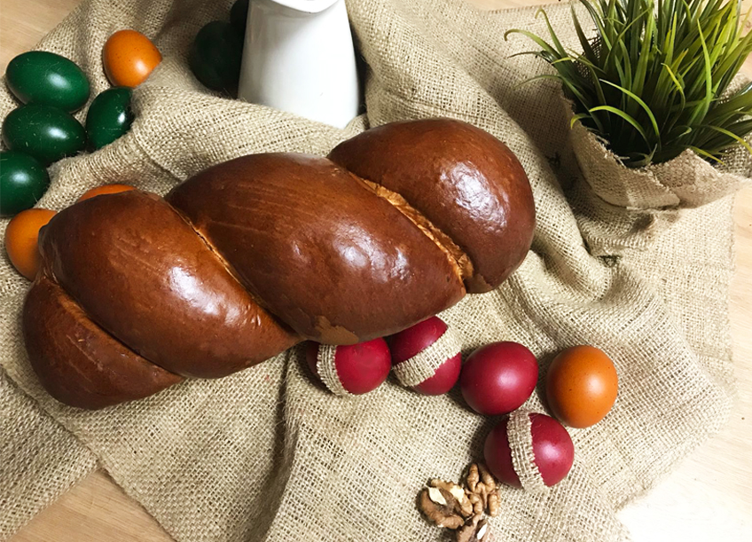 Cozonac din cămara cu bunătăți pe masa ta de Paște